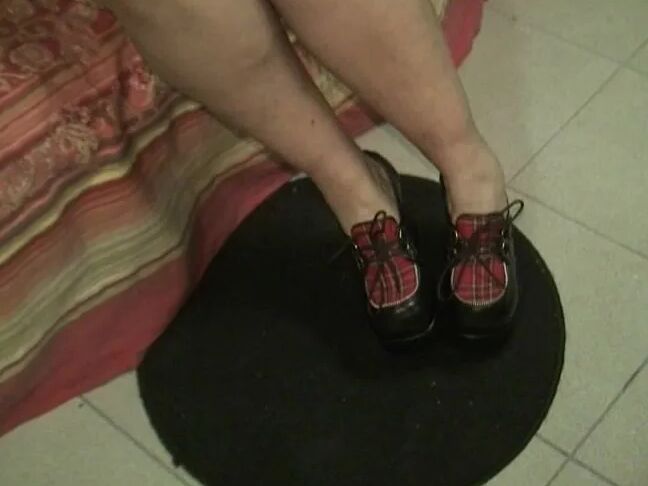 Shoe fuck in latex - Outfit