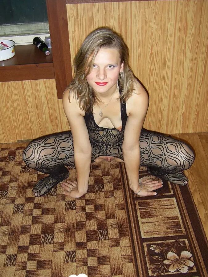 Kinky girlfriend in pantyhose fools around the apartment