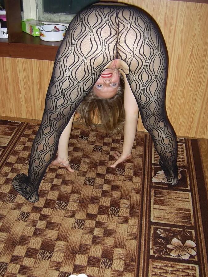 Kinky girlfriend in pantyhose fools around the apartment