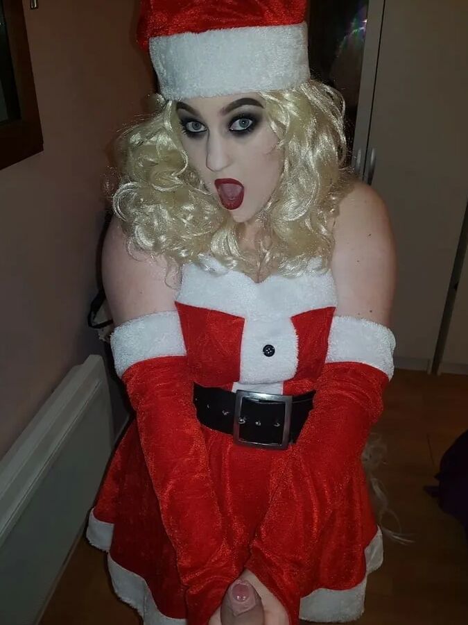 Chubby MILF Amy Leaf -Santa blonde 2019