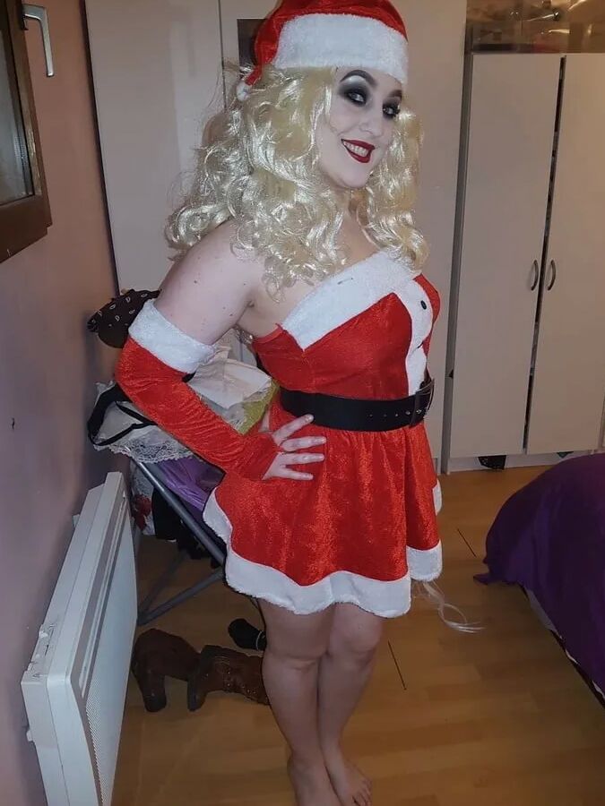 Chubby MILF Amy Leaf -Santa blonde 2019
