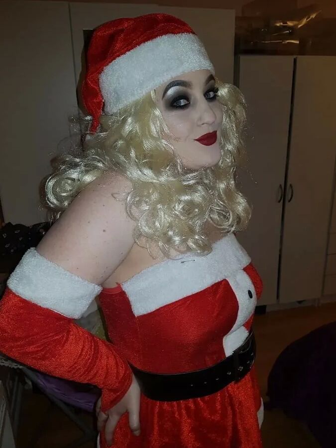 Chubby MILF Amy Leaf -Santa blonde 2019