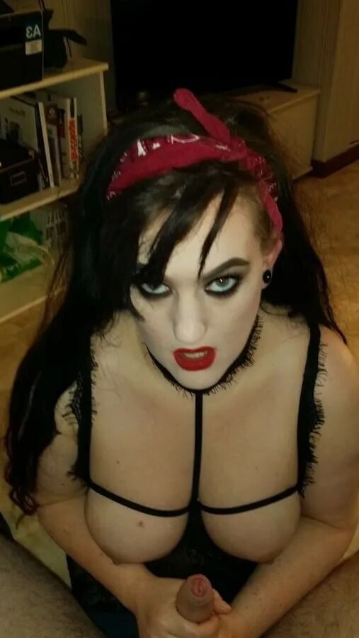Chubby MILF Amy Leaf- Pin-up