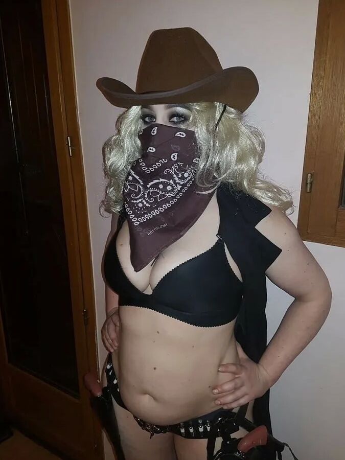 Chubby MILF Amy Leaf- Blonde cowgirl