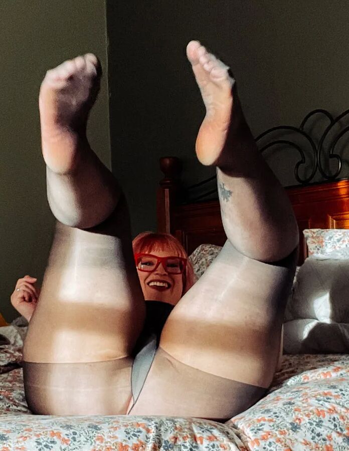BBW in black pantyhose pulling them up over my fat ass