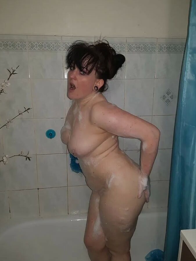Chubby MILF Amy Leaf - Shower time