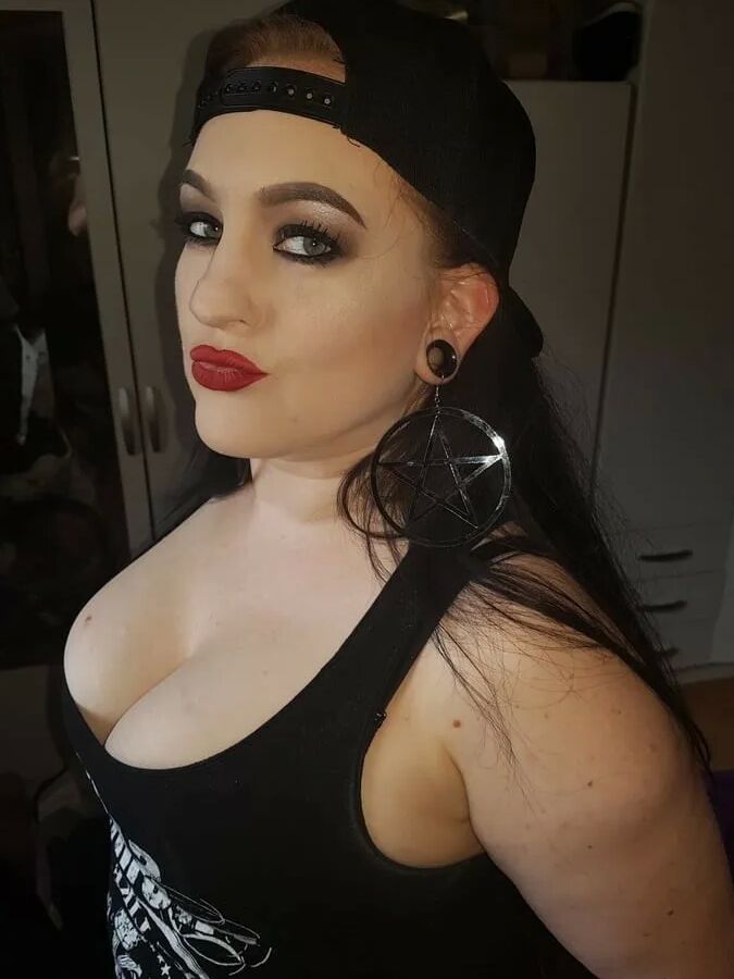 Chubby MILF Amy Leaf- Metal MILF