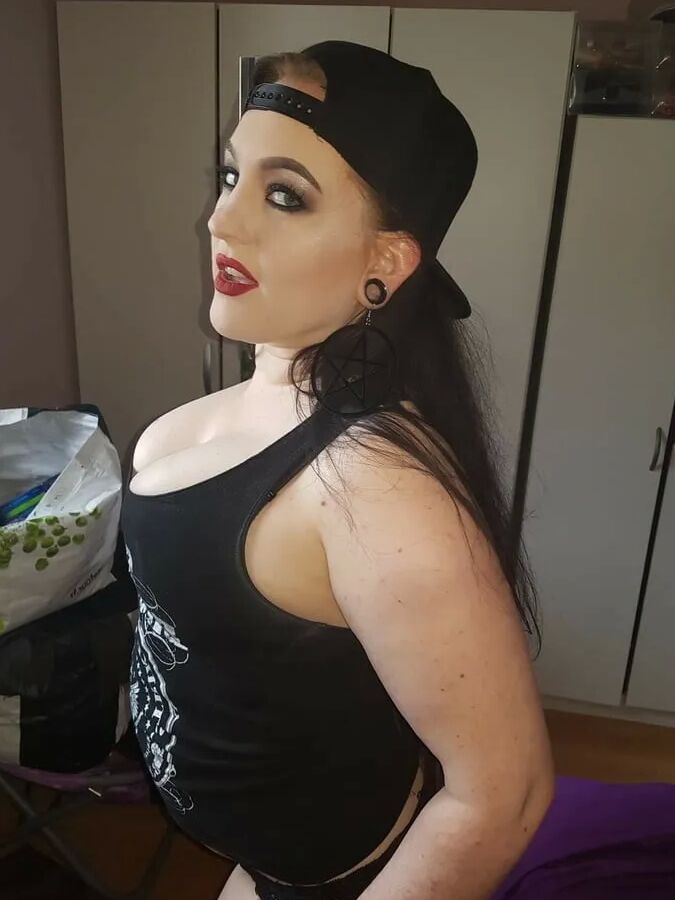 Chubby MILF Amy Leaf- Metal MILF