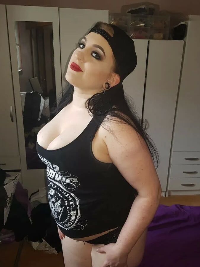 Chubby MILF Amy Leaf- Metal MILF