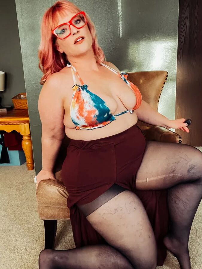 BBW in Pantyhose shows off her fat thighs and perfect body