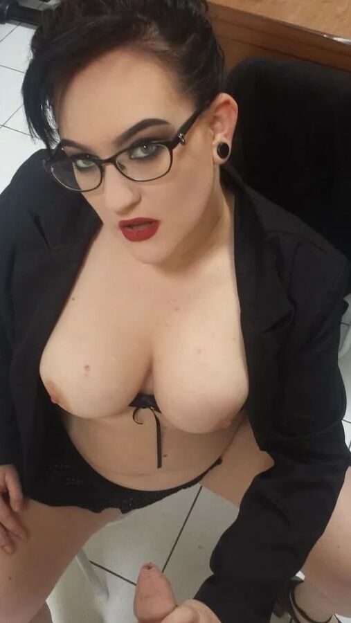 Chubby MILF Amy Leaf -Dirty secretary
