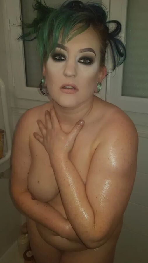 Chubby MILF Amy Leaf - Oiled