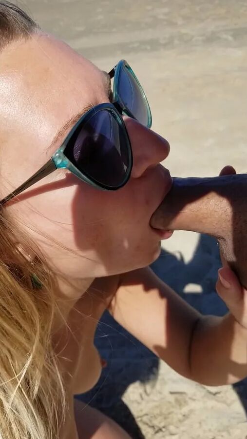 Lady DTF naked at the beach