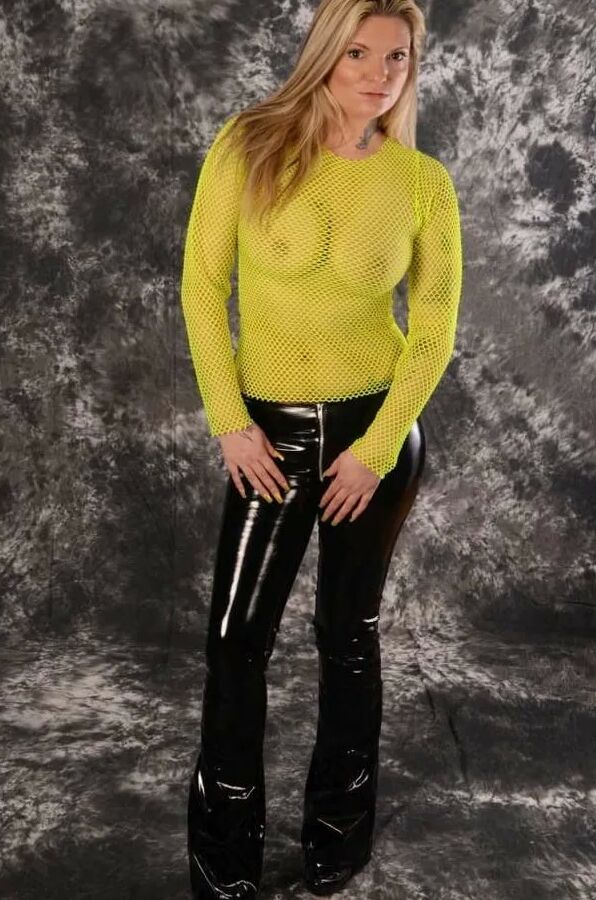 Photo shooting with MILF Arabella May