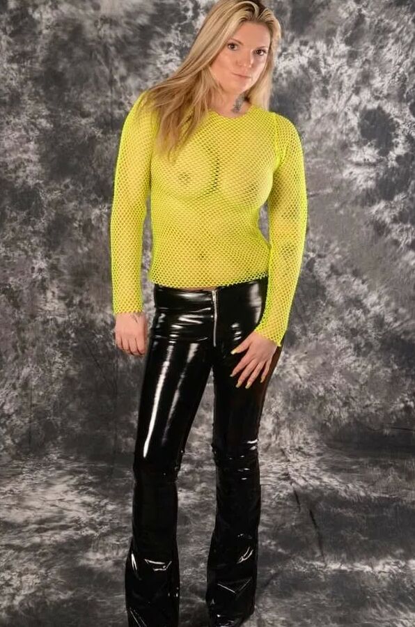 Photo shooting with MILF Arabella May
