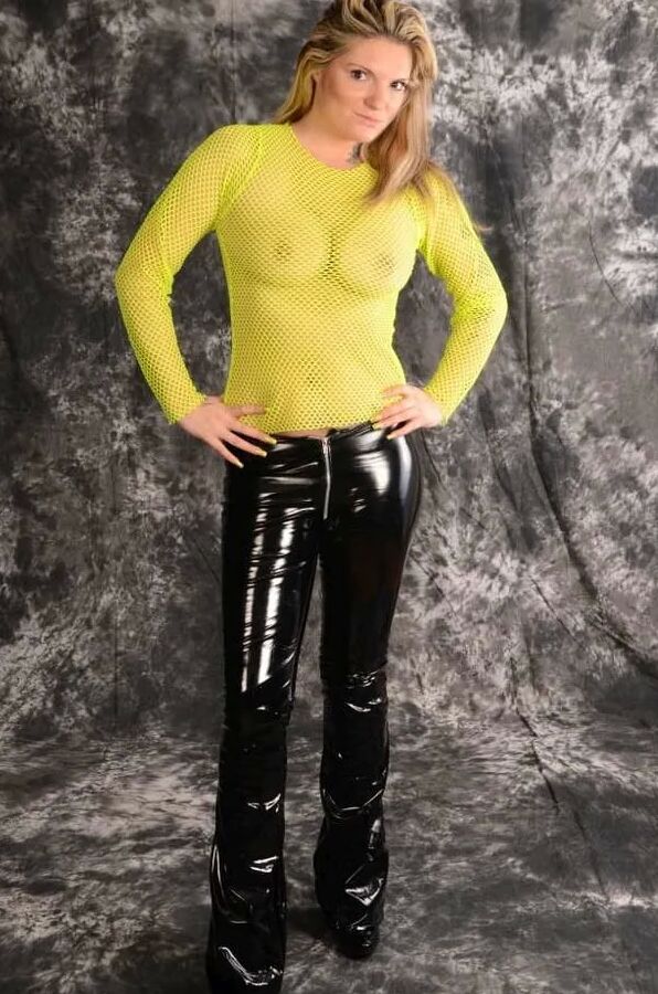 Photo shooting with MILF Arabella May