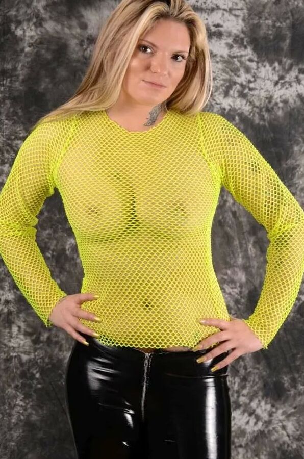 Photo shooting with MILF Arabella May