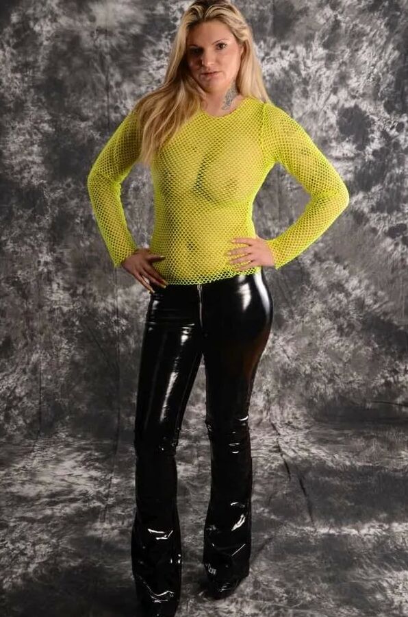 Photo shooting with MILF Arabella May