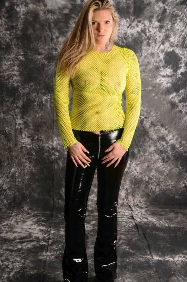 Photo shooting with MILF Arabella May