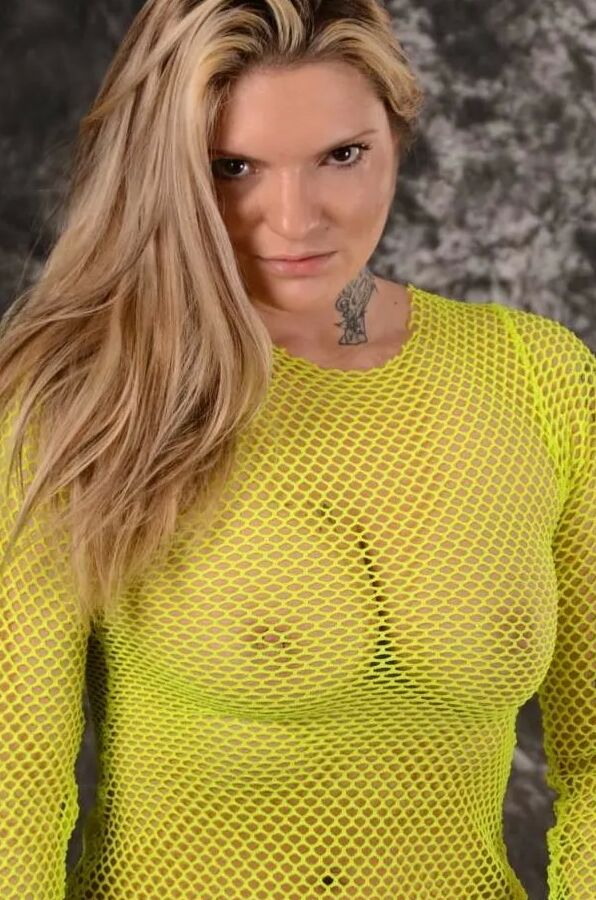 Photo shooting with MILF Arabella May