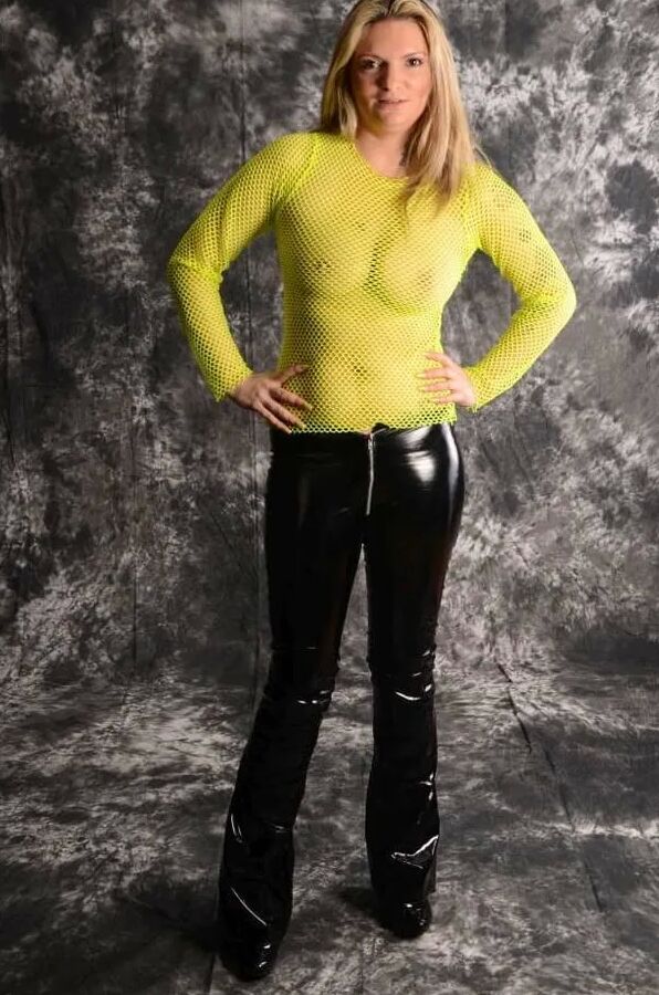 Photo shooting with MILF Arabella May
