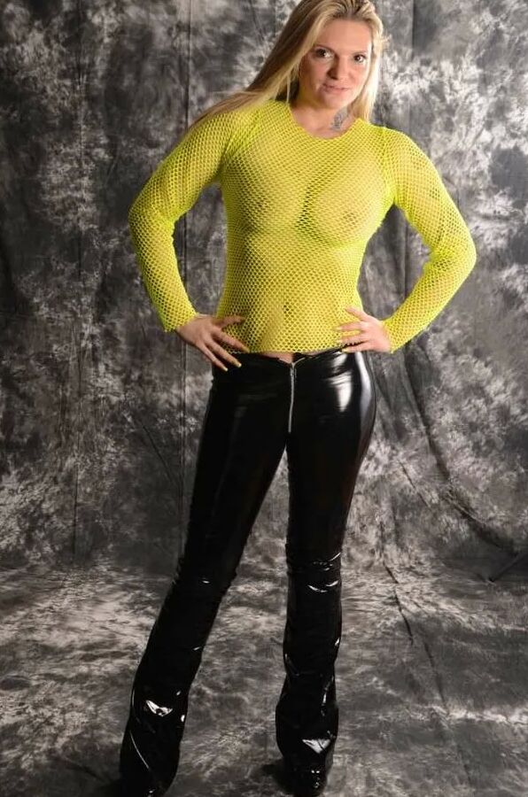 Photo shooting with MILF Arabella May