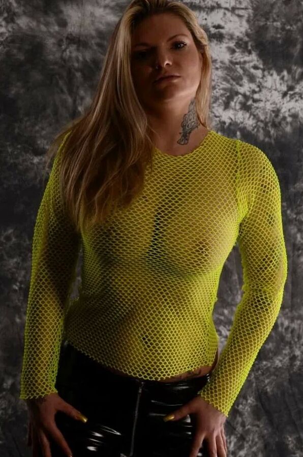 Photo shooting with MILF Arabella May
