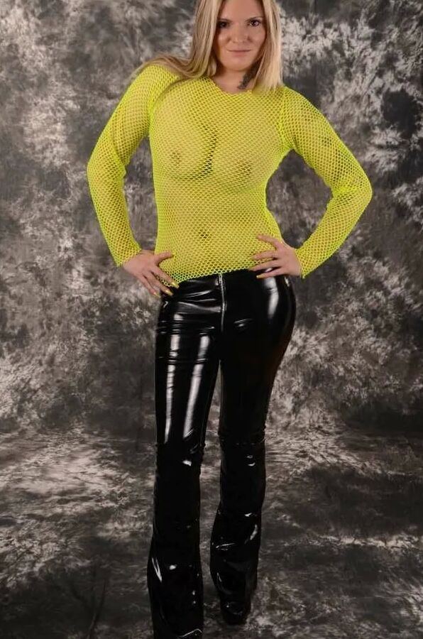 Photo shooting with MILF Arabella May