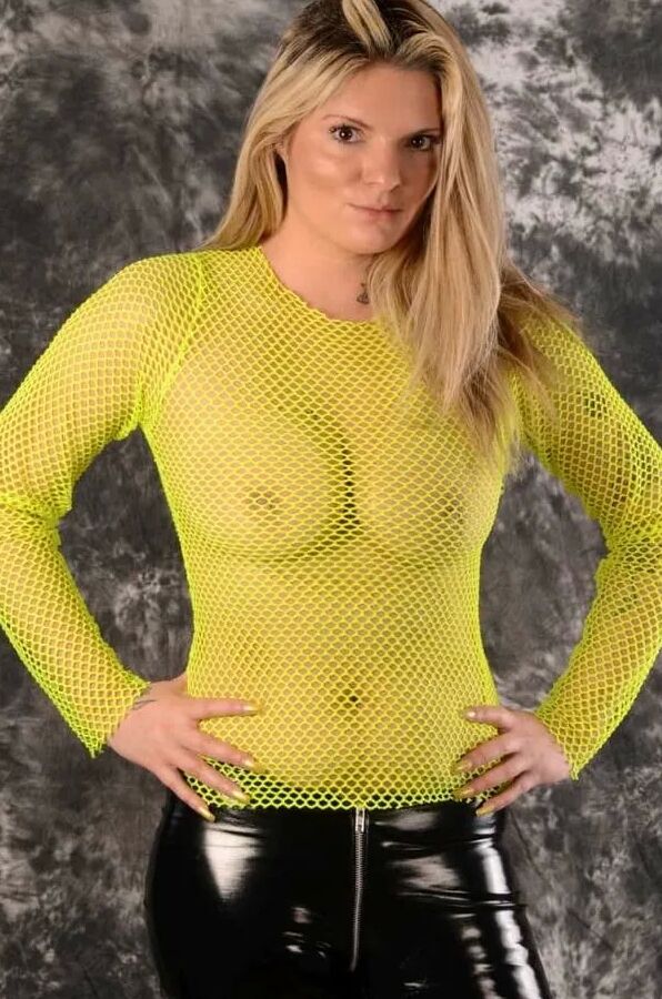 Photo shooting with MILF Arabella May