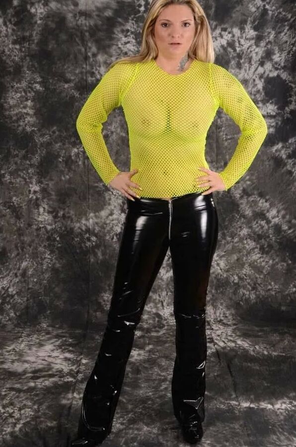 Photo shooting with MILF Arabella May