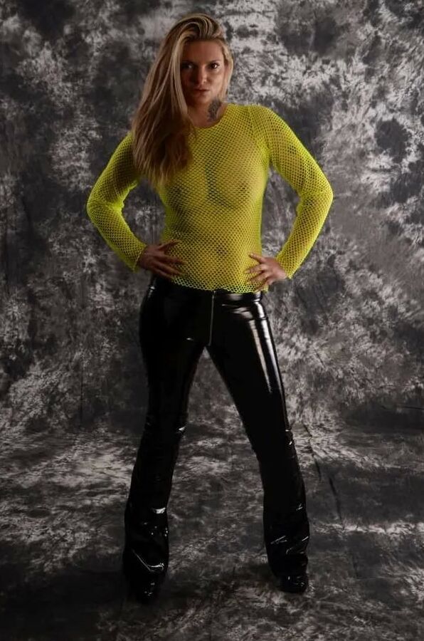 Photo shooting with MILF Arabella May