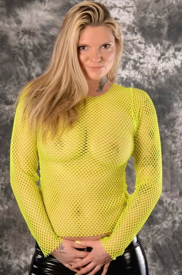 Photo shooting with MILF Arabella May