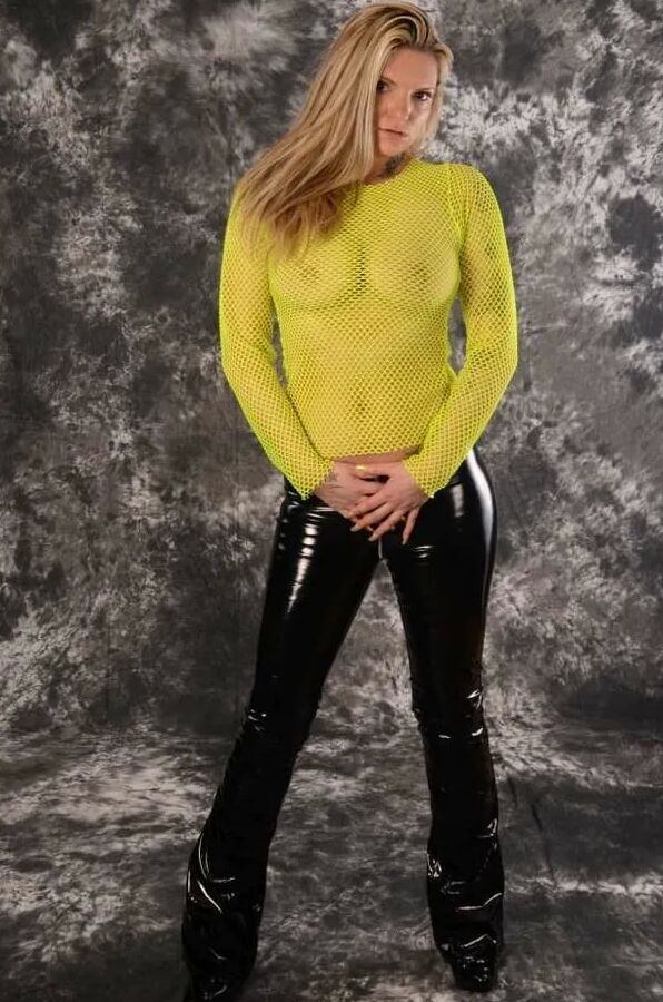 Photo shooting with MILF Arabella May