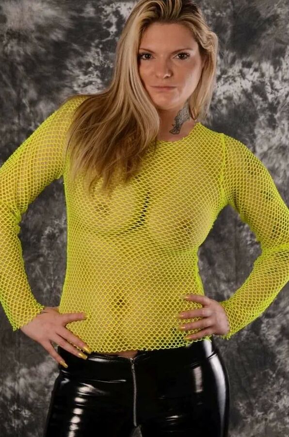 Photo shooting with MILF Arabella May