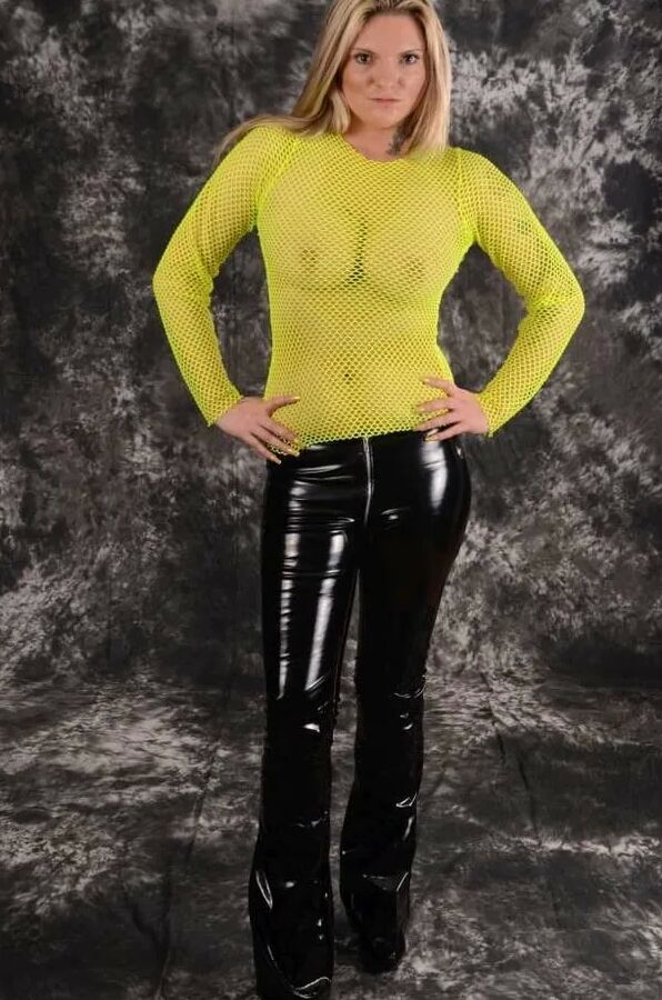 Photo shooting with MILF Arabella May