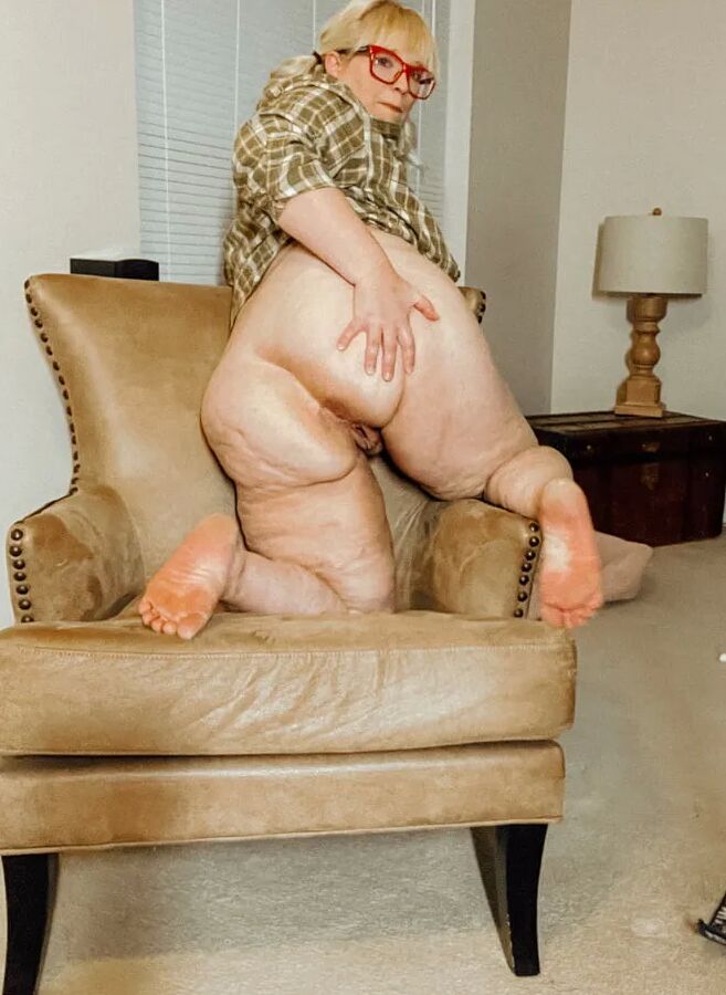 Boots and Flannel BBW takes off her shirt and bends over
