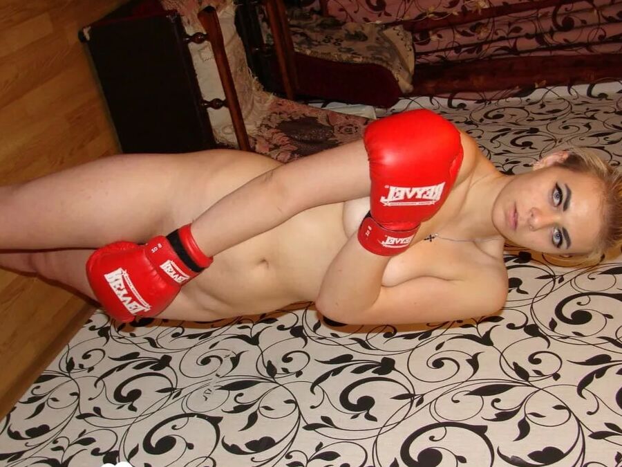 Naked boxer shows off her stunning body