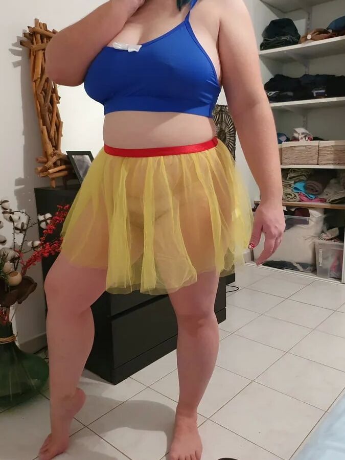 Snow-white is a hotwife