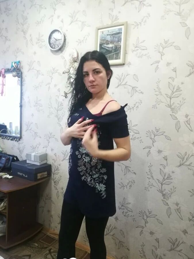 Brunette loves her new buttplug inside of her