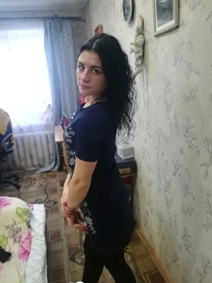 Brunette loves her new buttplug inside of her
