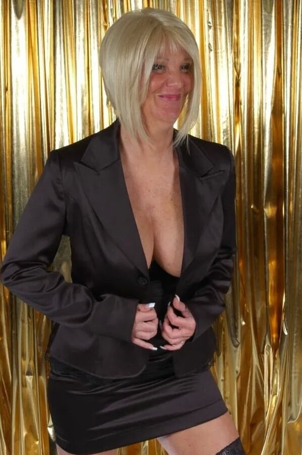 Photo shooting with blonde big tits MILF Jill Summer