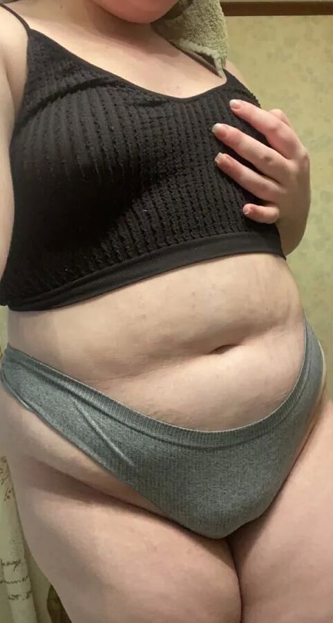 18 year old teen Lilac Lilith takes photos for Onlyfans