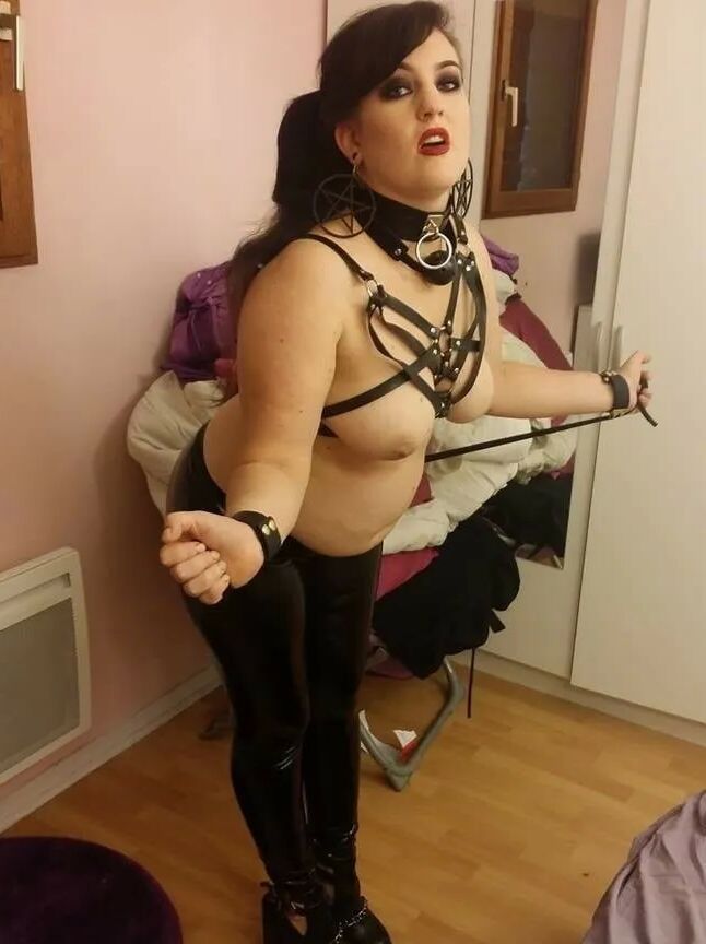 Chubby MILF Amy Leaf - Submissive or submitted