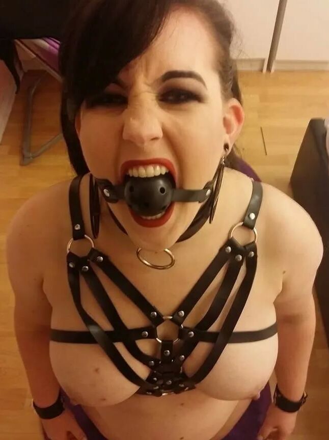 Chubby MILF Amy Leaf - Submissive or submitted