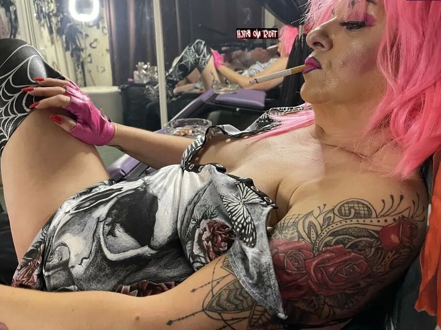 SMOKING BITCH