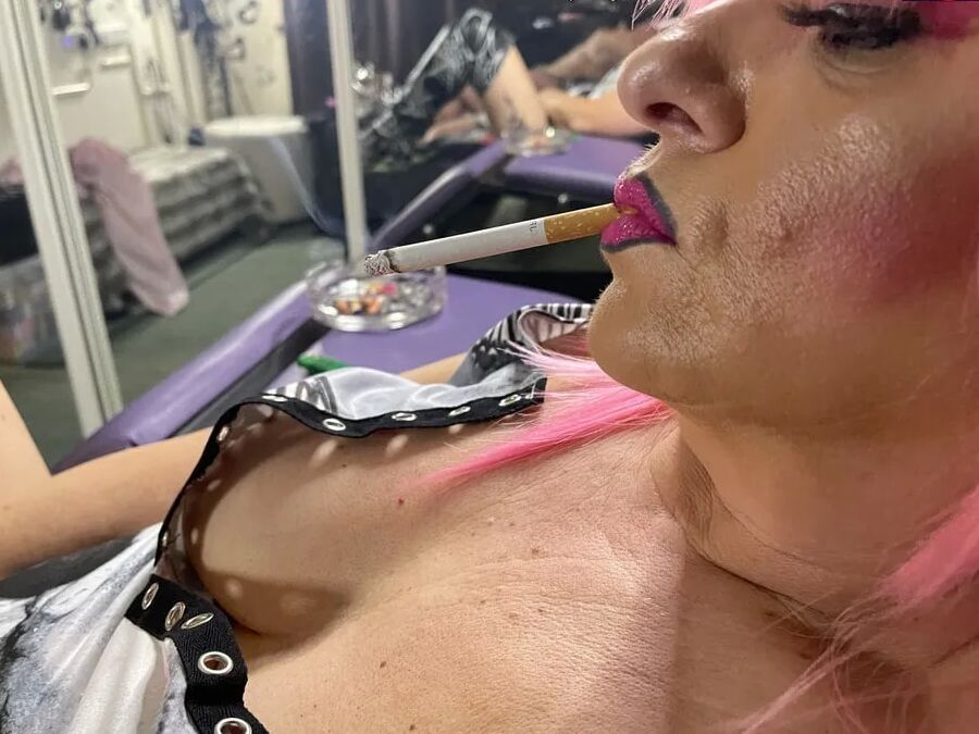 SMOKING BITCH