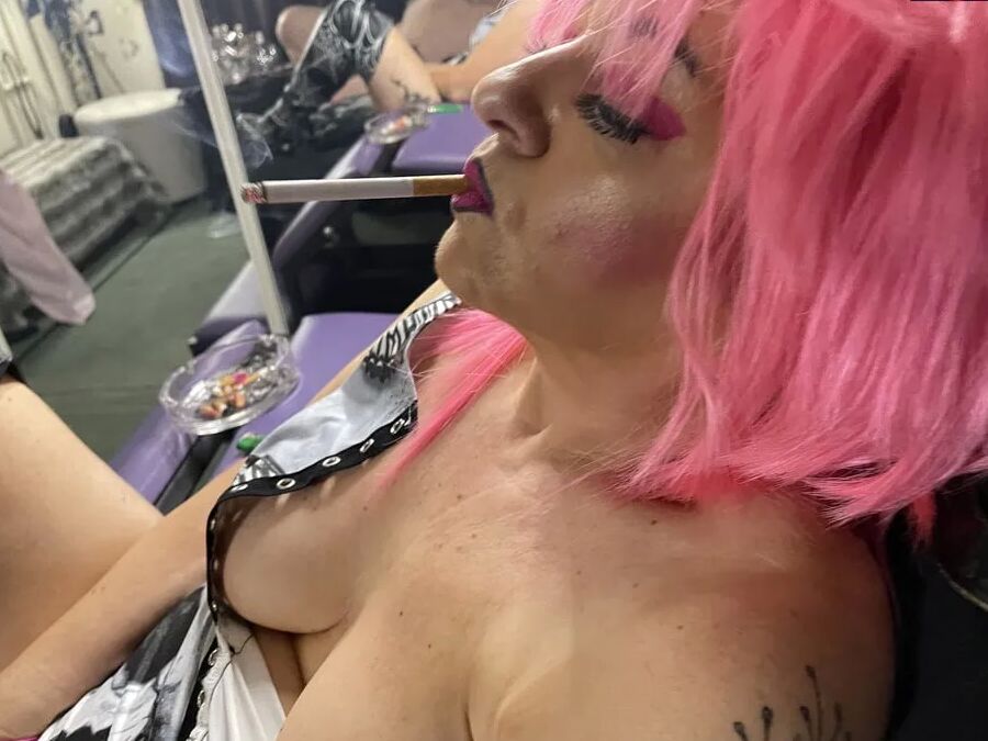 SMOKING BITCH