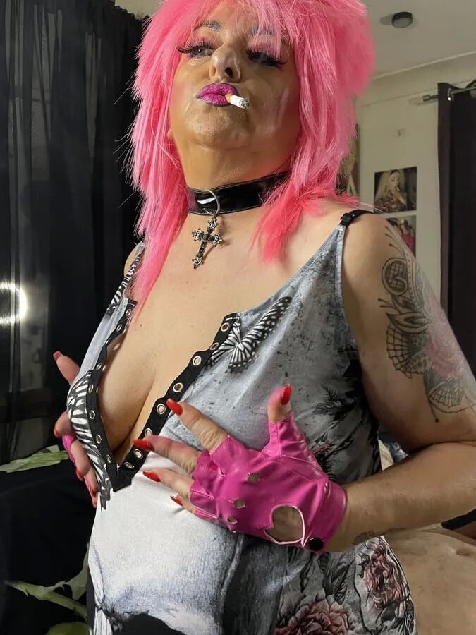 SMOKING BITCH