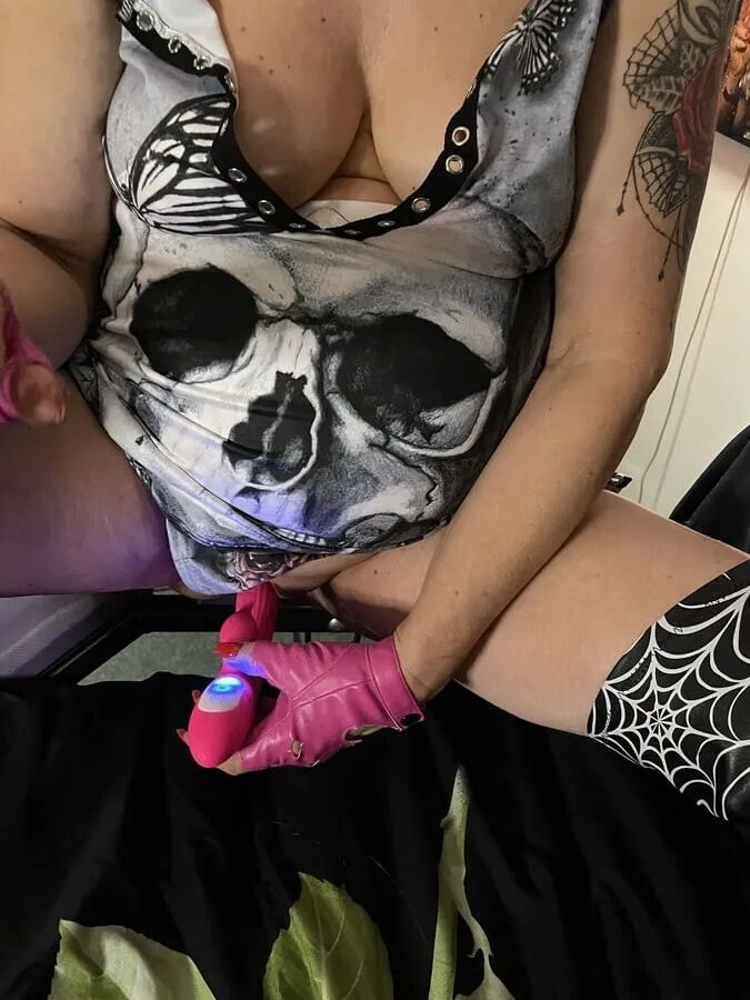 SMOKING BITCH