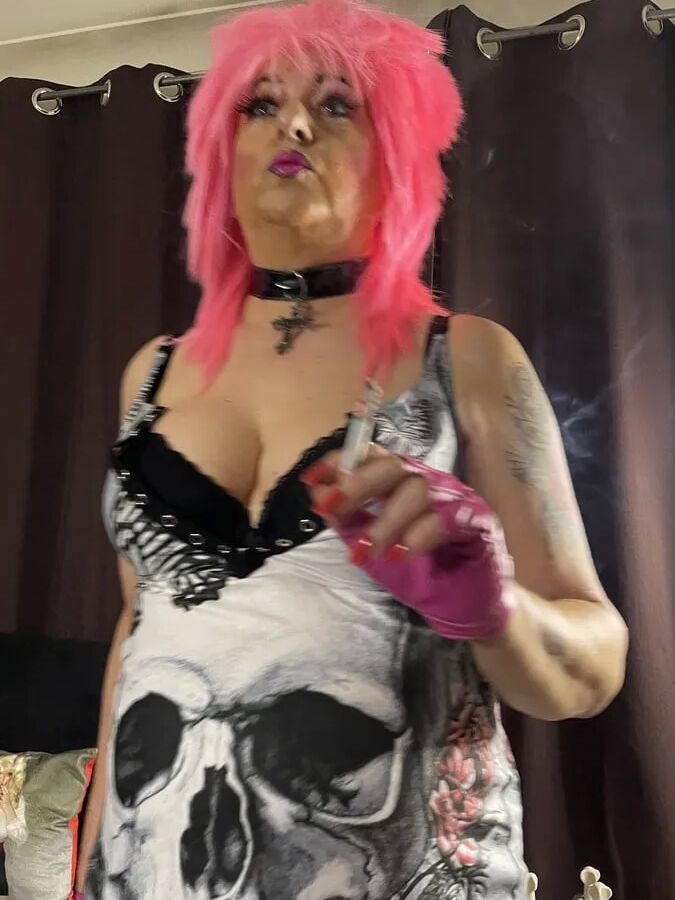 SMOKING BITCH